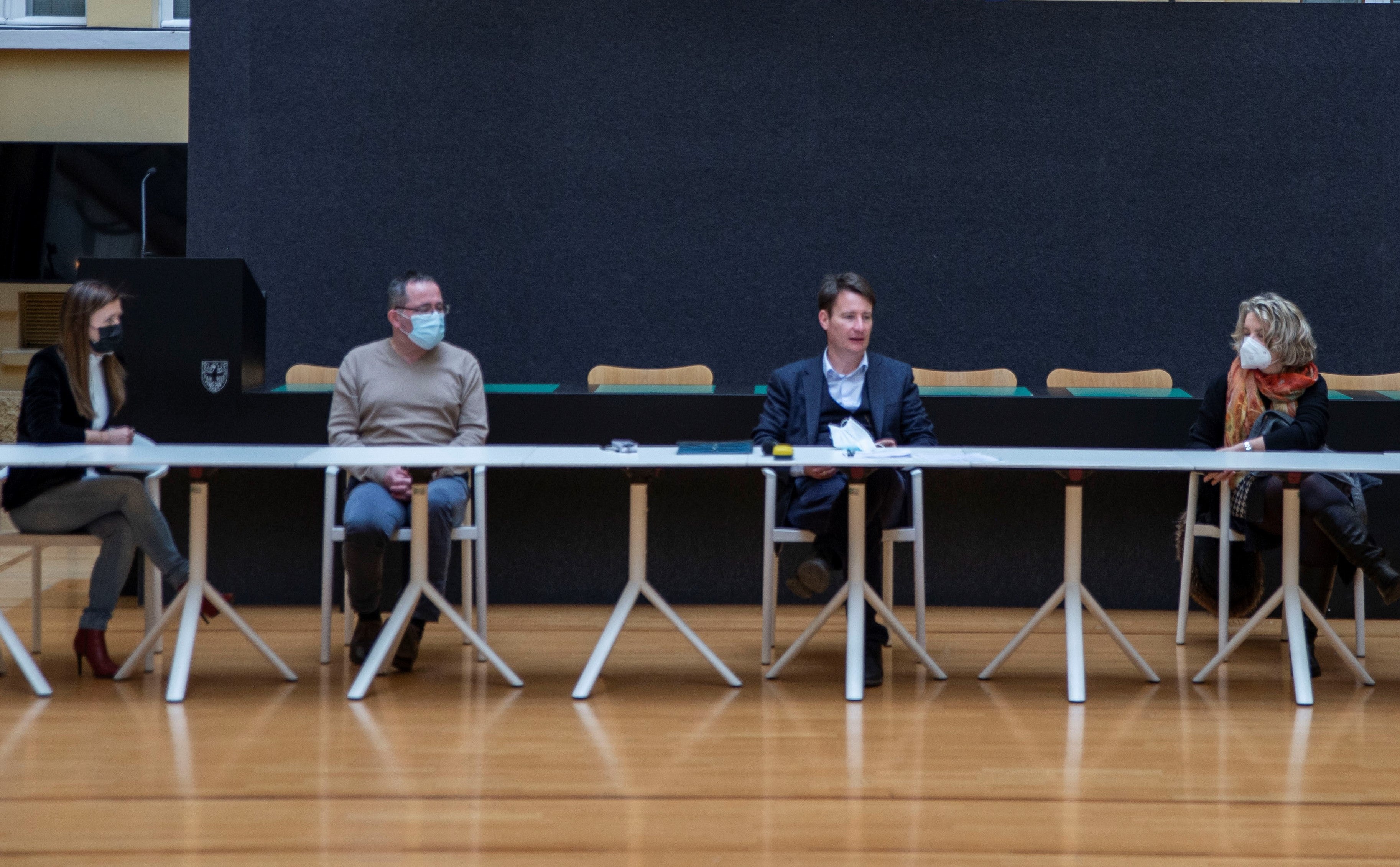 Stephan Tschigg (2. v. r.) bei den Verhandlungen für den Vertrag des Lehrpersonals 2021 mit (v. l.) Landesschuldirektorin Sigrun Falkensteiner, Bildungsdirektor Gustav Tschenett und der ladinischen Bildungs- und Kulturdirektorin Edith Ploner (Foto: LPA/Fabio Brucculeri)