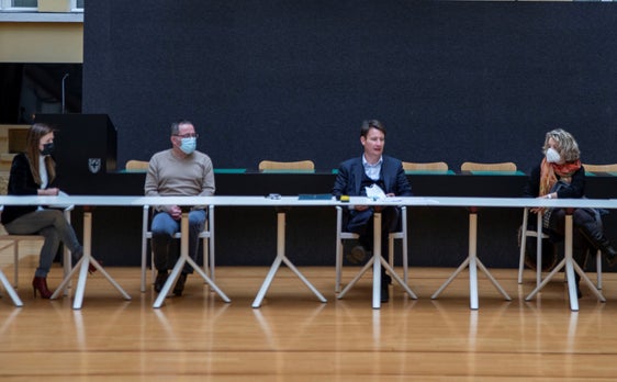 Stephan Tschigg (2. v. r.) bei den Verhandlungen für den Vertrag des Lehrpersonals 2021 mit (v. l.) Landesschuldirektorin Sigrun Falkensteiner, Bildungsdirektor Gustav Tschenett und der ladinischen Bildungs- und Kulturdirektorin Edith Ploner (Foto: LPA/Fabio Brucculeri)