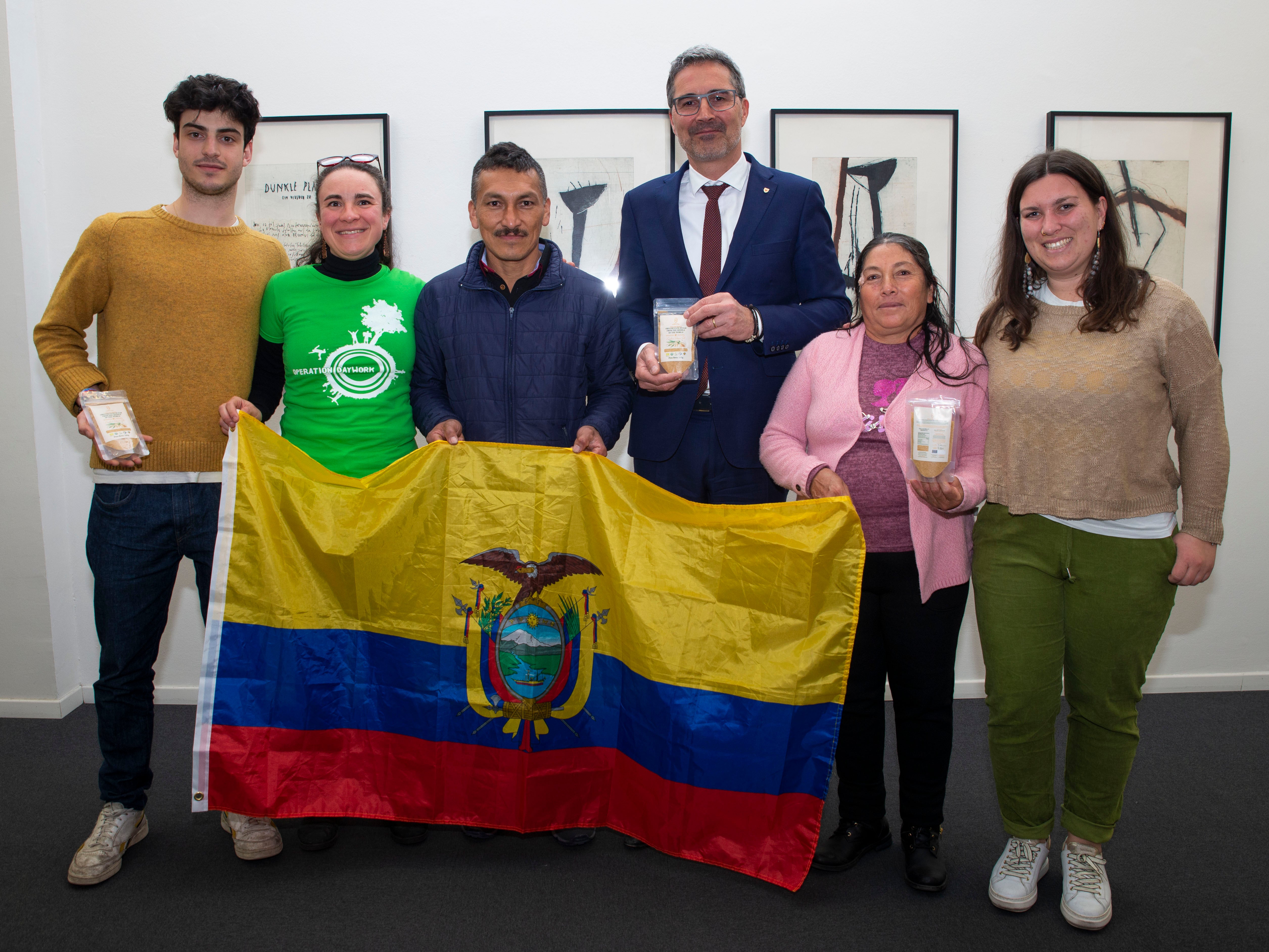 Gruppenfoto mit den Delegationen von Copropap und Operation Daywork (OD): (v. l.) Gabriele Fantozzi, Erica Barbieri (beide OD), Eddyn Javier Cortes  (Copropap), Landeshauptmann Arno Kompatscher, Maria Blanca Lopez de la Cruz (Copropap), Anna Carteri (OD) (Foto: LPA/Guido Steinegger)