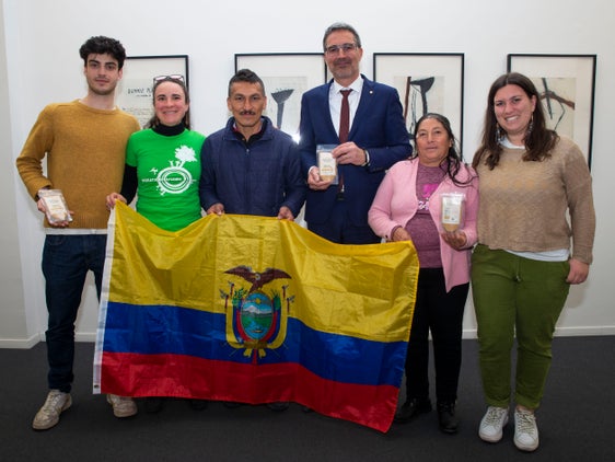 Gruppenfoto mit den Delegationen von Copropap und Operation Daywork (OD): (v. l.) Gabriele Fantozzi, Erica Barbieri (beide OD), Eddyn Javier Cortes  (Copropap), Landeshauptmann Arno Kompatscher, Maria Blanca Lopez de la Cruz (Copropap), Anna Carteri (OD) (Foto: LPA/Guido Steinegger)