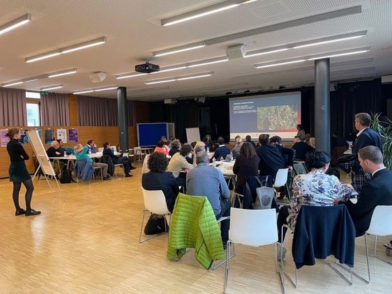 Bei mehreren Treffen haben die Interessensvertretungen über die umweltfreundliche Nahverkehrsverbindung Standseilbahn Meran-Schenna diskutiert. (Foto: Mobilitätsressort)