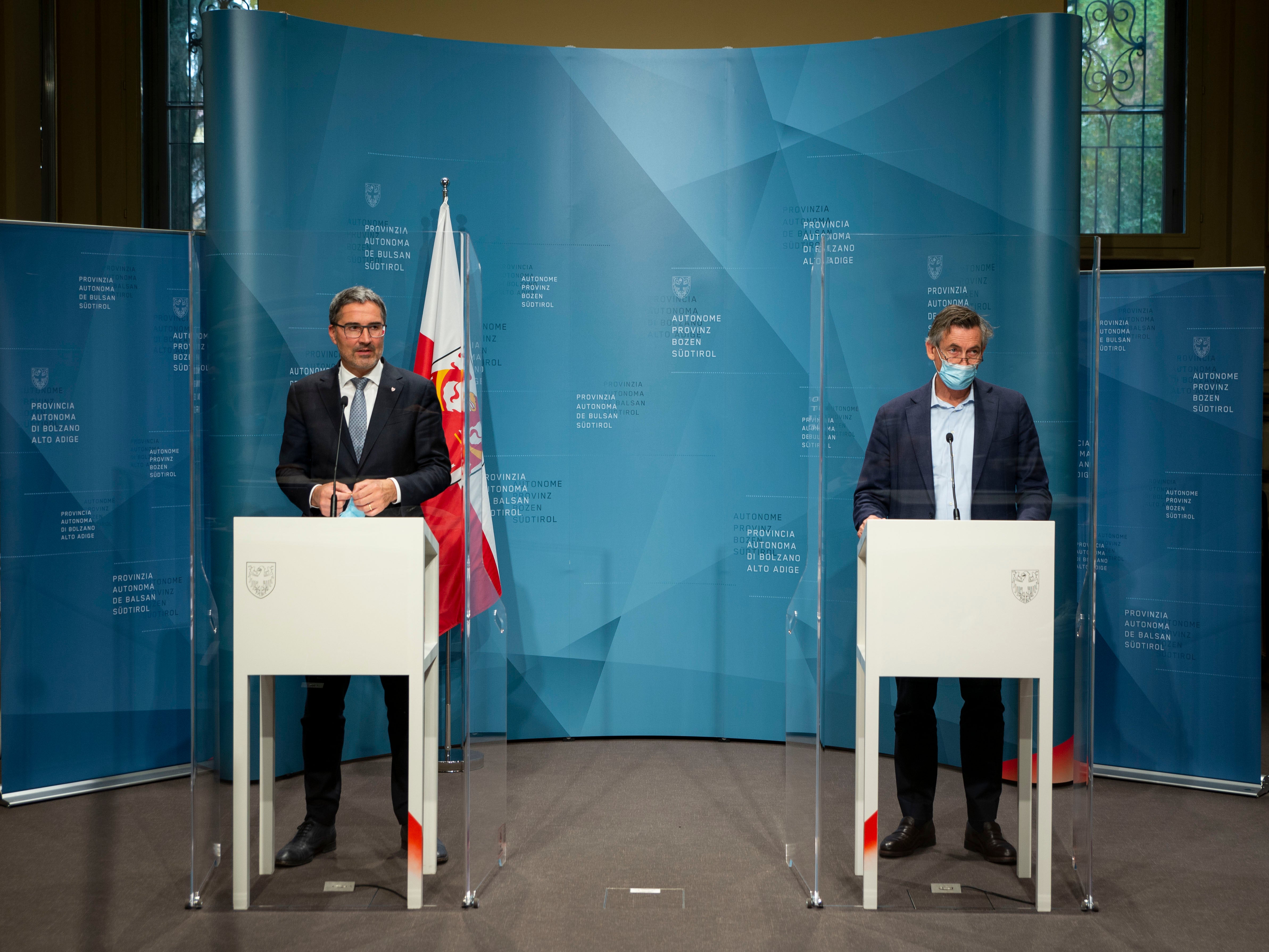 Regeln einhalten und Impfen seien die zwei Lösungen, um die Corona-Lage zu verbessern, betonten LH Kompatscher und LR Widmann. (Foto: LPA/Fabio Brucculeri)