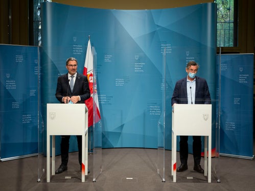 Regeln einhalten und Impfen seien die zwei Lösungen, um die Corona-Lage zu verbessern, betonten LH Kompatscher und LR Widmann. (Foto: LPA/Fabio Brucculeri)