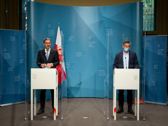 Regeln einhalten und Impfen seien die zwei Lösungen, um die Corona-Lage zu verbessern, betonten LH Kompatscher und LR Widmann. (Foto: LPA/Fabio Brucculeri)