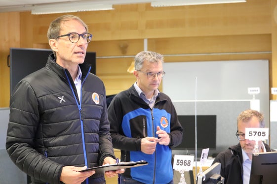 Bilancio positivo per la prova di Protezione civile da parte del direttore dell’Agenzia per la Protezione civile Klaus Unterweger (a sinistra nella foto), accanto al coordinatore della Centrale Viabilità provinciale Markus Rauch. (Foto: USP/Maja Clara)
