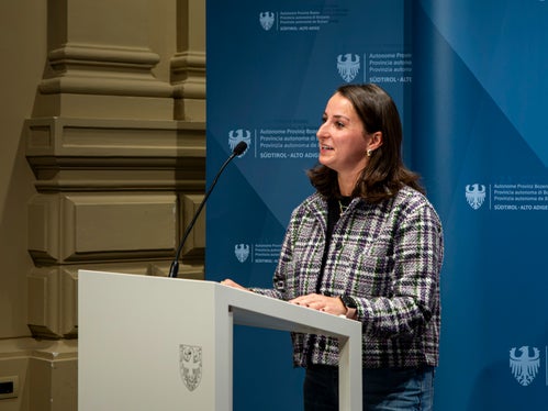 Stephanie Goldner, Vizebürgermeisterin in Kurtatsch, berichtete von den (positiven) Erfahrungen ihrer Gemeinde mit dem Jugendhaushalt und ermutigte weitere Gemeinden, dieses Projekt als Chance zu sehen. (Foto: LPA/Fabio Brucculeri)