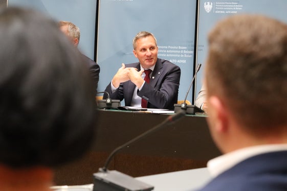 Landesrat Luis Walcher, der in der Landesregierung auch für den Bereich Tourismus zuständig ist: Wir haben die aktuellen Entwicklungen genau im Blick. Bei Themen wie der Besucherlenkung in touristischen Hotspots wurden bereits Lösungsansätze verfolgt. Weitere Maßnahmen werden dort folgen, wo sie notwendig sind. Entscheidend ist, die Qualität des Tourismus zu sichern und zugleich die Anliegen der Bevölkerung ernst zu nehmen. (Foto: LPA/Maja Clara)