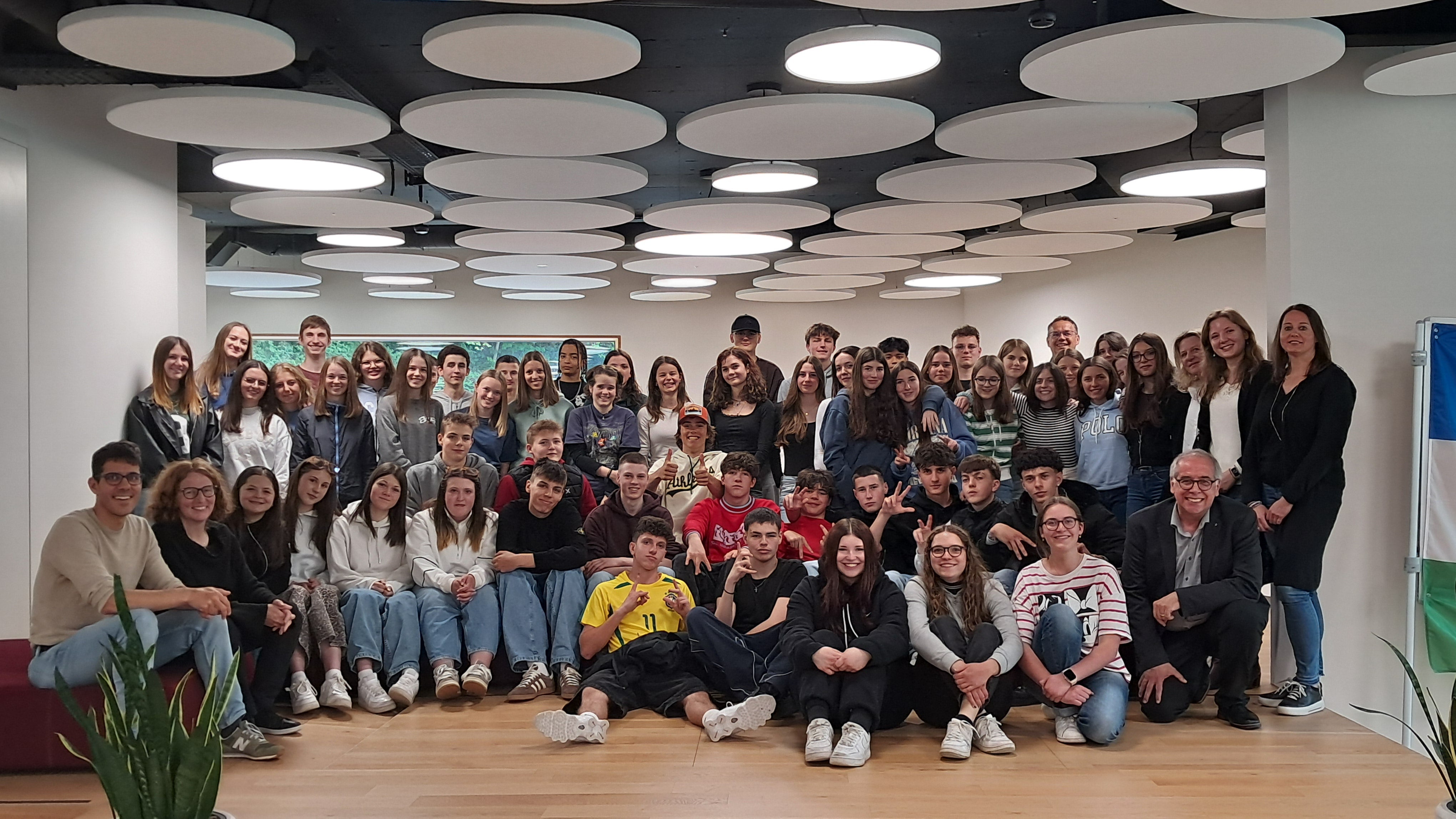 Studenti e studentesse degli Istituti d’istruzione secondaria di secondo grado delle località ladine&nbsp;e della Scuola cantonale grigiona. (foto: USP)