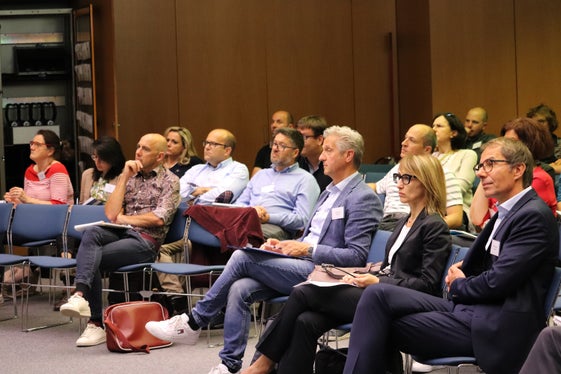 Studi preliminari, valutazione, implementazione: come viene garantita la priorità nelle protezioni in Alto Adige, Trentino, Austria, Baviera e Svizzera? Nella foto (in prima fila da destra) il direttore dell'Agenzia per la Protezione civile Klaus Unterweger, Irene Rischia dell'Istituto superiore per la protezione e la ricerca ambientale (ISPRA) e il direttore del Centro funzionale provinciale Willigis Gallmetzer. (Foto: ASP/Maja Clara)