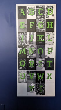 Uno dei 26 manifesti realizzati dagli studenti della Scuola professionale commercio e grafica “Johannes Gutenberg” di Bolzano per il Museo del Presente e della Memoria della lotta alle mafie. (Foto: ASP/Ingo Dejaco)