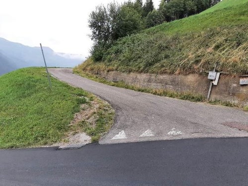 Più sicurezza per i pedoni, un accesso stradale più ordinato e una migliore vivibilità nel centro abitato di San Martino, in Val Sarentino: è questo l’obiettivo dell’intervento da effettuare sulla strada provinciale SP 138 nel Comune di Sarentino. (Foto. USP/Ufficio tecnico strade centro/sud)