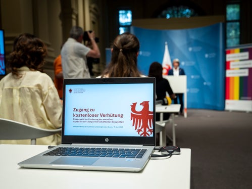 Im Mittelpunkt des Pilotprojekt stehen auch Aufklärung und Beratung. Junge Menschen sollen lernen, Verhütungsmittel richtig anzuwenden und sich vor ungewollten Schwangerschaften sowie sexuell übertragbaren Infektionen zu schützen. (Foto: LPA/Fabio Brucculeri)