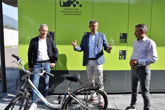 Wer sein Fahrrad am Bahnhof sicher, geschützt und zu einem günstigen Preis abstellen will, um auf Bus oder Bahn umzusteigen, kann die Radboxen mit dem SüdtirolPass nutzen, erklärten (v.l.) Bürgermeister Brunner, Landesrat Alfreider und Sta-Generaldirektor Dejaco. (Foto: LPA/Angelika Schrott)