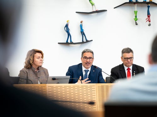 Sondersitzung im Bezirk Pustertal (von links): Soziallandesrätin Rosmarie Pamer, Landeshauptmann Arno Kompatscher, Bezirkspräsident Robert Alexander Steger (Foto: LPA/Fabio Brucculeri)