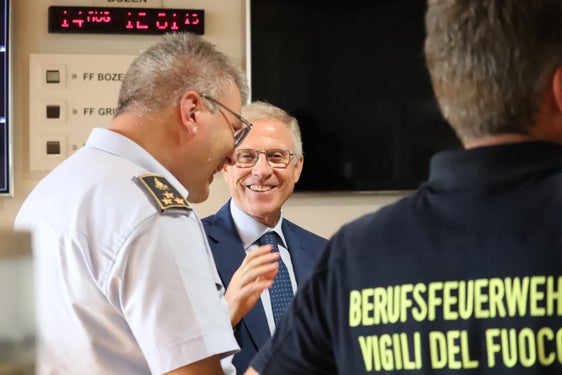 Dank für wichtige und wertvolle Arbeit rund um die Uhr: Regierungskommissär Vito Cusumano (Mitte) mit dem Kommandanten der Berufsfeuerwehr Bozen Florian Alber. (Foto: LPA/Maja Clara)