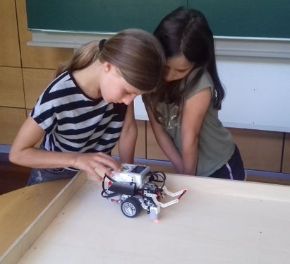 Romy Köllemann (l.) und Samira Falk Rufin mit ihrem Lego-Roboter (Foto: LPA/Martin Niederkofler)