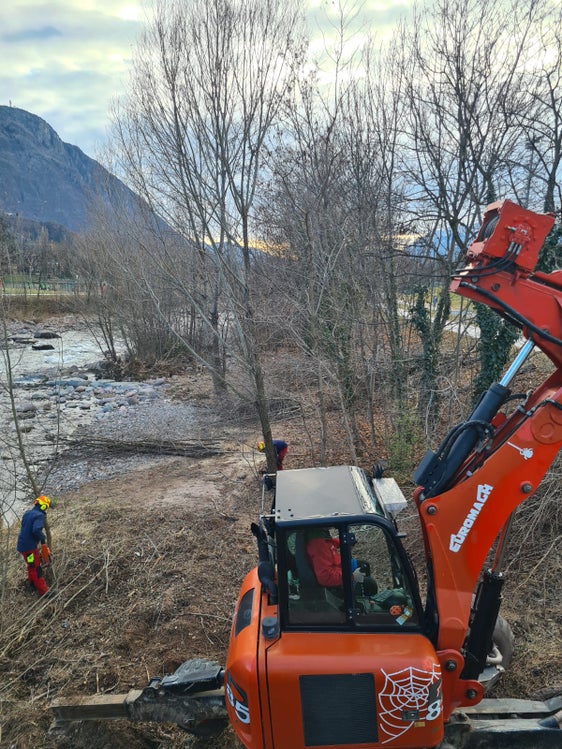 Eine regelmäßige Durchforstung der Ufervegetation ist unabdingbar für den Hochwasserschutz: Am 8. Jänner hat der Bautrupp des Landesamtes für Wildbachverbauung Nord die Arbeiten am orographisch rechten Ufer der Talfer unterhalb der St.-Anton-Brücke wieder aufgenommen. (Foto: LPA/Landesamt für Wildbach- und Lawinenverbauung Nord)