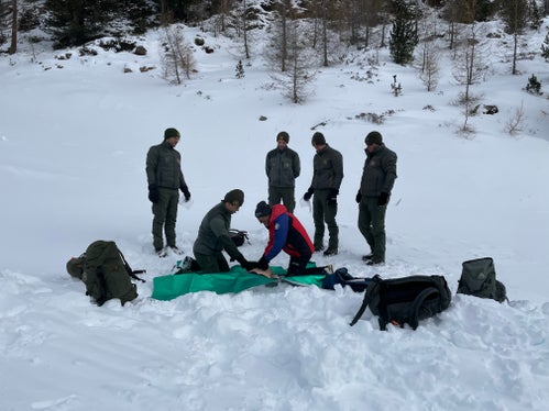 Reanimation nach einem Lawinennotfall: In Kleingruppen wurde im Gelände - im Bild in Schnals - gearbeitet. (Foto: LPA/Lawinenwarndienst)