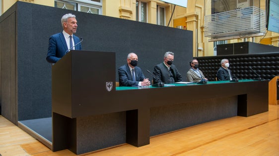 Stellten Konzepte und Projekte für eine nachhaltige Landwirtschaft vor: (v.l.) (v.l.) LR Schuler, Bauernbund-Obmann Tiefenthaler, Sennereiverband-Obmann Reinalter, der Präsident des Konsortiums Südtirol Wein Kofler &nbsp;und der Obmann des Apfelkonsortiums Georg Kössler. (Foto: LPA/Fabio Brucculeri)