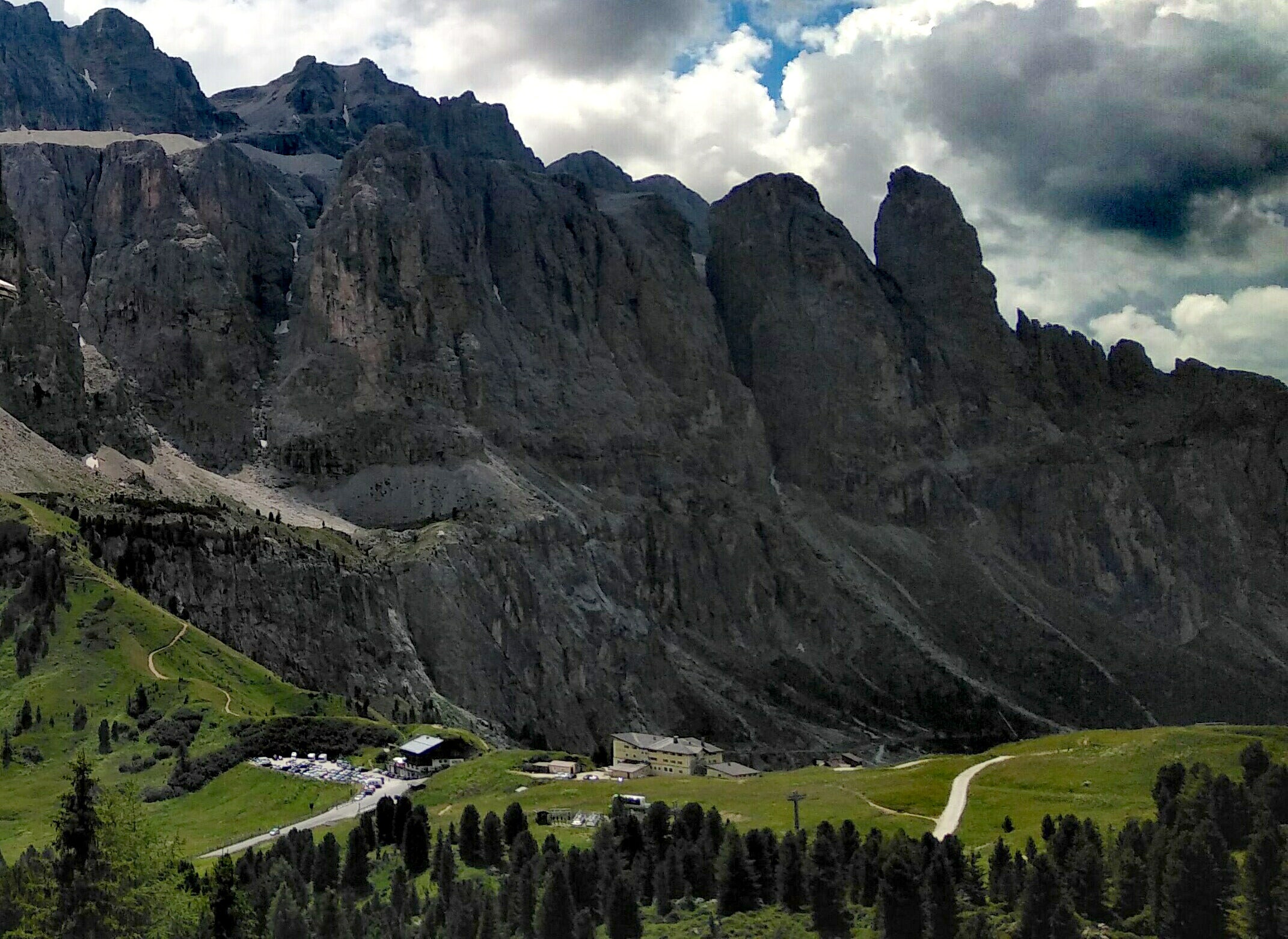 Vom 7. bis 11. Oktober stehen auf der Passstraße aufs Grödner Joch zwischen Plan de Gralba und der Passhöhe (im Bild) Asphaltierungsarbeiten an. (Foto: LPA/Angelika Schrott)