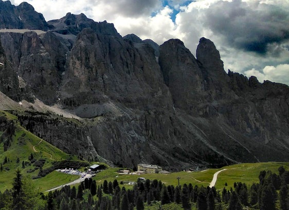 Vom 7. bis 11. Oktober stehen auf der Passstraße aufs Grödner Joch zwischen Plan de Gralba und der Passhöhe (im Bild) Asphaltierungsarbeiten an. (Foto: LPA/Angelika Schrott)