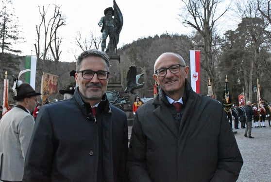 Il presidente della Provincia Arno Kompatscher (a sinistra) e il suo omologo tirolese Anton Mattle si sono incontrati alla cerimonia commemorativa davanti al monumento ad Andreas Hofer sul Bergisel a Innsbruck. (Foto: Land Tirol/Schwarz)