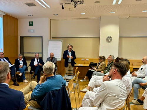 Gemeinsam mit den Mitarbeitenden sprach Gesundheitslandesrat Hubert Messner über aktuelle Herausforderungen und Perspektiven für die Gesundheitsversorgung in Schlanders und im Vinschgau. (Foto: LPA/Angelika Schrott)