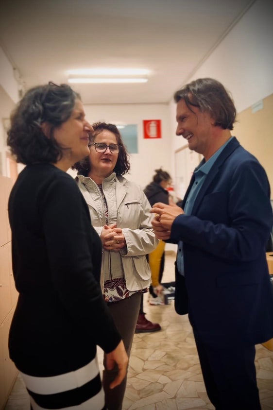Il sovrintendente Vincenzo Gullotta con la dirigente Lidia Fellai (a sinistra) ed una docente. (Foto: ASP)