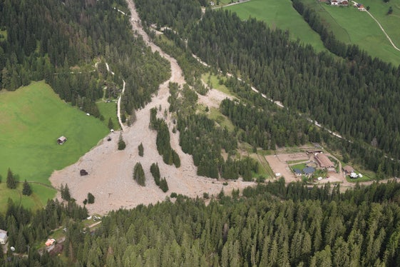 Sopralluogo con l'elicottero il giorno dopo il maltempo. Nell'immagine il rio Bronsara a San Martino in Badia (Foto: ASP/Agenzia per la Protezione Civile/Omar Formaggioni)