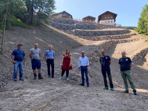 Lokalaugenschein am Sinichbach in Hafling (v.li.): Luis Kienzl, Manfred Tschöll, Willigis Gallmetzer, Bürgermeisterin Sonja Anna Plank, Landesrat Arnold Schuler, Klaus Unterweger, Fabio De Polo (Foto: LPA/Noemi Prinoth)