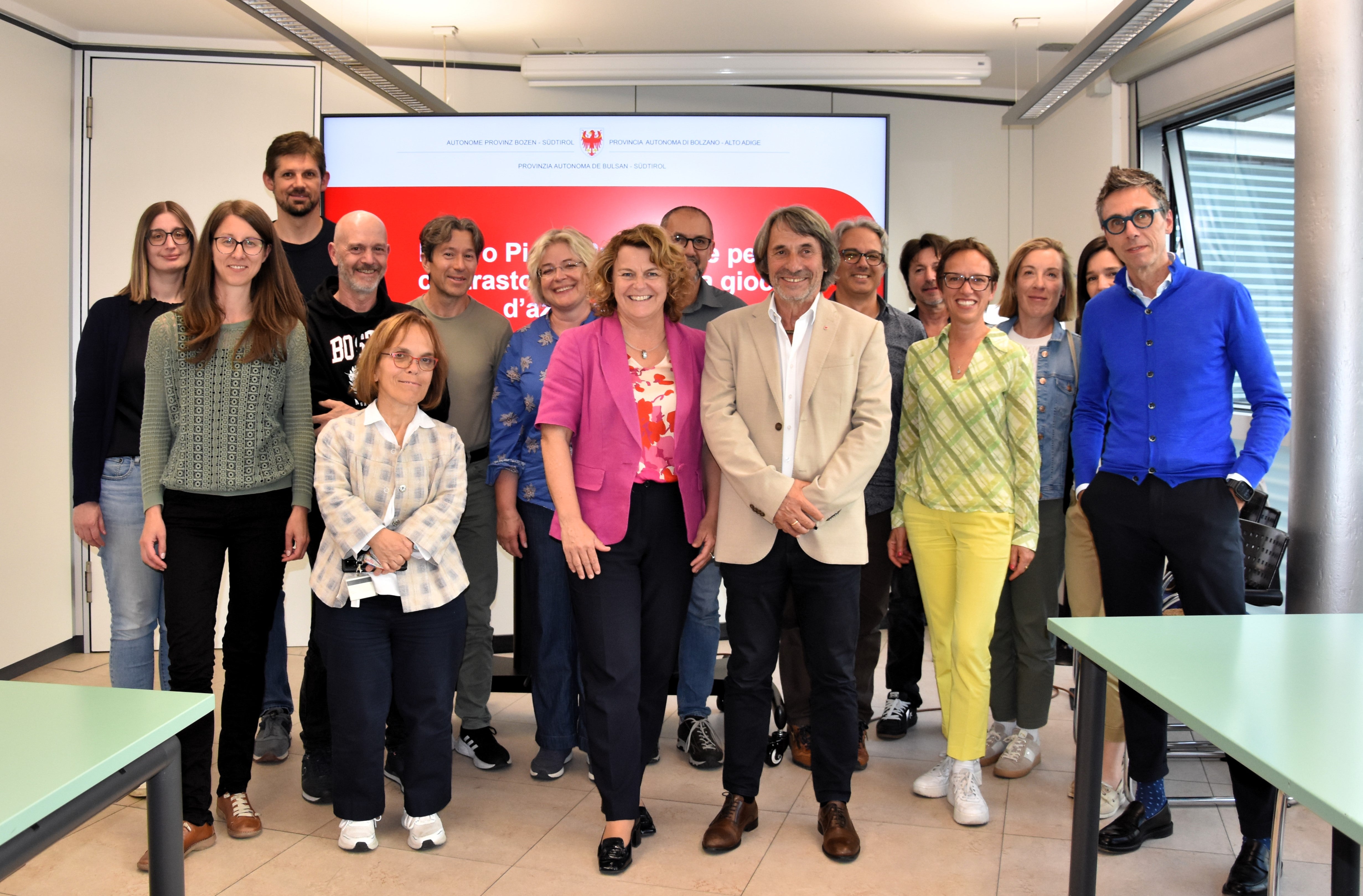 Mit gezielten Maßnahmen will die Landesregierung der Spielsucht entgegenwirken. Dazu wurde ein dreijähriger Plan genehmigt, den eine eigens eingesetze Arbeitsgruppe erstellt hat. Gesundheitslandesrat Hubert Messner (vorn 3.v.r.) und Soziallandesrätin Rosmarie Pamer (vorn 2.v.l.) haben sich mit der Arbeitsgruppe getroffen, um die Maßnahmen abzustimmen. (Foto: LPA/Angelika Schrott)