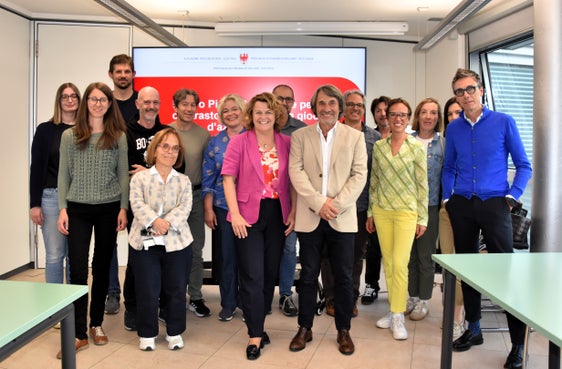 Mit gezielten Maßnahmen will die Landesregierung der Spielsucht entgegenwirken. Dazu wurde ein dreijähriger Plan genehmigt, den eine eigens eingesetze Arbeitsgruppe erstellt hat. Gesundheitslandesrat Hubert Messner (vorn 3.v.r.) und Soziallandesrätin Rosmarie Pamer (vorn 2.v.l.) haben sich mit der Arbeitsgruppe getroffen, um die Maßnahmen abzustimmen. (Foto: LPA/Angelika Schrott)