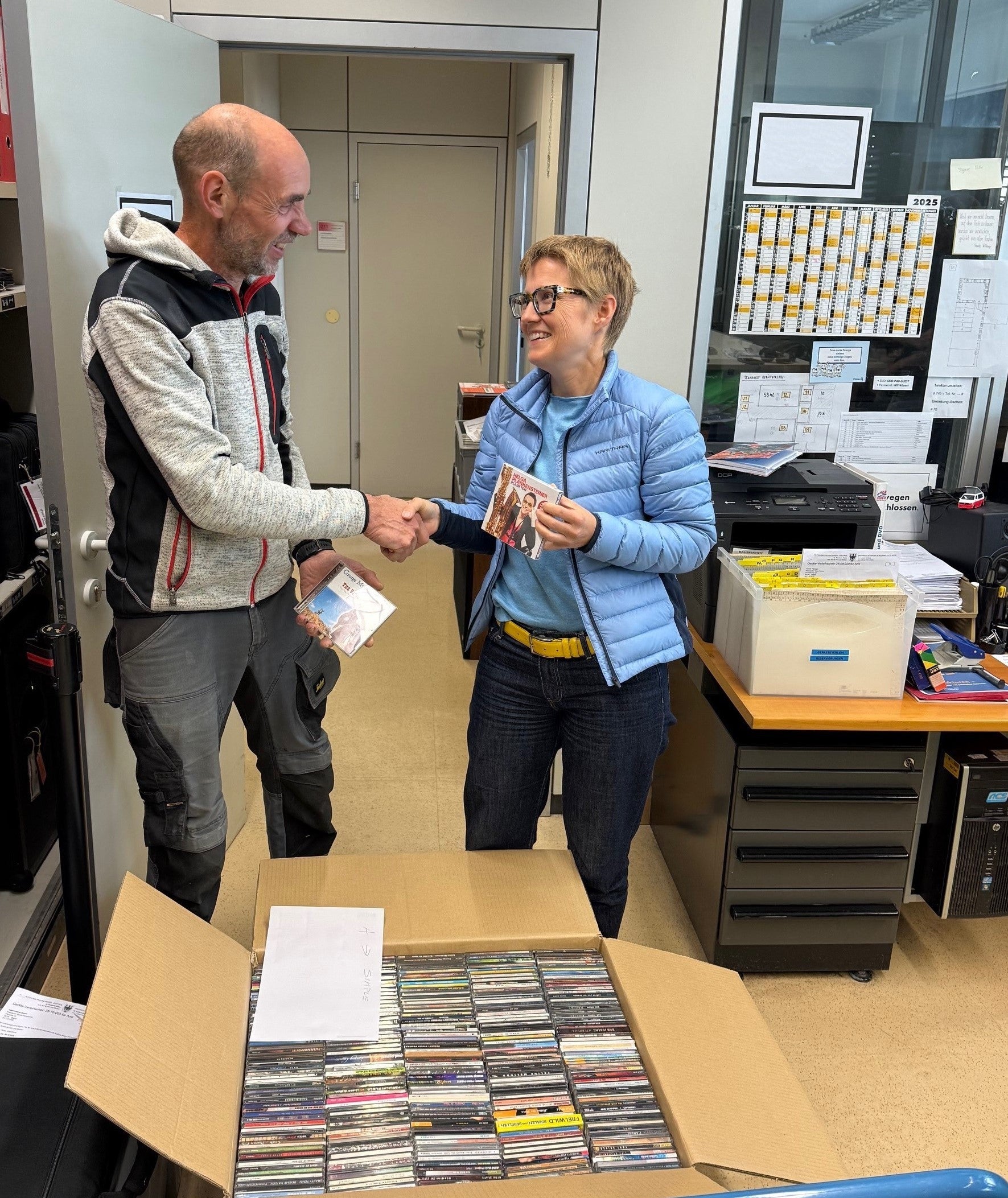 Klemens Riegler, Gründer des ersten Online-Musikarchivs in Südtirol, übergab Marlene Huber, Koordinatorin des Amts für Film und Medien, seine CD-Sammlung übergeben, damit diese ins Südtiroler Musikarchiv integriert werden kann. (Foto: LPA/Amt für Film und Medien/Martin Silbernagl)