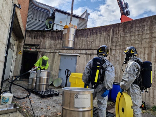 Auch den Umgang mit Gefahrgut und chemischen Substanzen haben die angehenden Berufsfeuerwehrleute geübt und erprobt; das Bild entstand während der Ausbildung. (Foto: LPA/Berufsfeuerwehr Bozen)