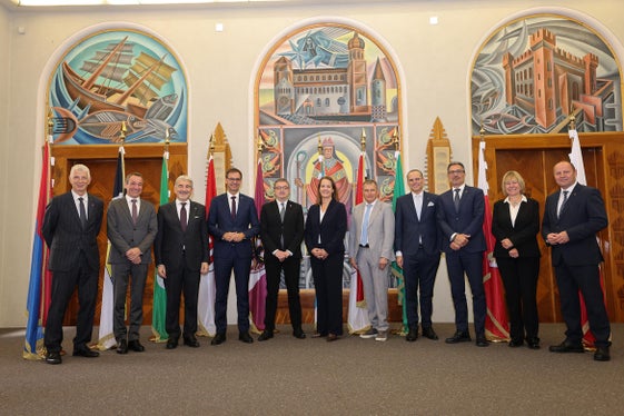 Presieduta dal presidente della Provincia autonoma di Trento Maurizio Fugatti, la Conferenza ha visto la partecipazione, tra gli altri, del presidente del Land Vorarlberg Markus Wallner, del presidente della Provincia autonoma di Bolzano Arno Kompatscher (terzo da destra), del vicepresidente del Land Tirolo Josef Geisler, del sottosegretario alle Relazioni internazionali ed europee della Regione Lombardia Raffaele Cattaneo, della dirigente generale per gli Affari europei e internazionali della Cancelleria dello Stato di Baviera Tina Dangl e della segretaria generale della Convenzione delle Alpi Alenka Smerkolj. (Foto: Juliet Astafan/Ufficio stampa Provincia autonoma di Trento)