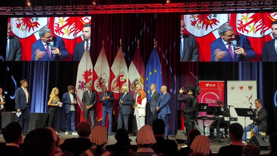 L'Artist Club ha ricevuto anche i complimenti del presidente della Provincia autonoma di Bolzano e dell'Euregio, Arno Kompatscher. (Foto ASP)