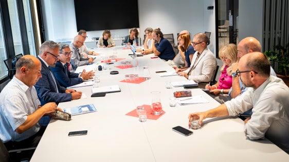 Il presidente della Provincia Kompatscher (nella foto il terzo da sinistra), l'assessora provinciale Amhof (la quarta da sinistra, nascosta in foto) e i dirigenti interessati dell'Amministrazione provinciale hanno incontrato i rappresentanti dei sindacati di settore. (Foto: USP/Fabio Brucculeri)