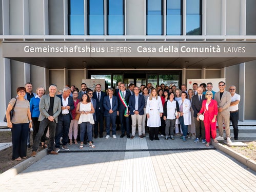 Gruppenfoto bei der Eröffnung des neuen Gemeinschaftshauses in Leifers, wo Ärztinnen und Ärzte, Pflege und soziale Dienste künftig zusammenarbeiten. (Foto: LPA/Fabio Brucculeri)