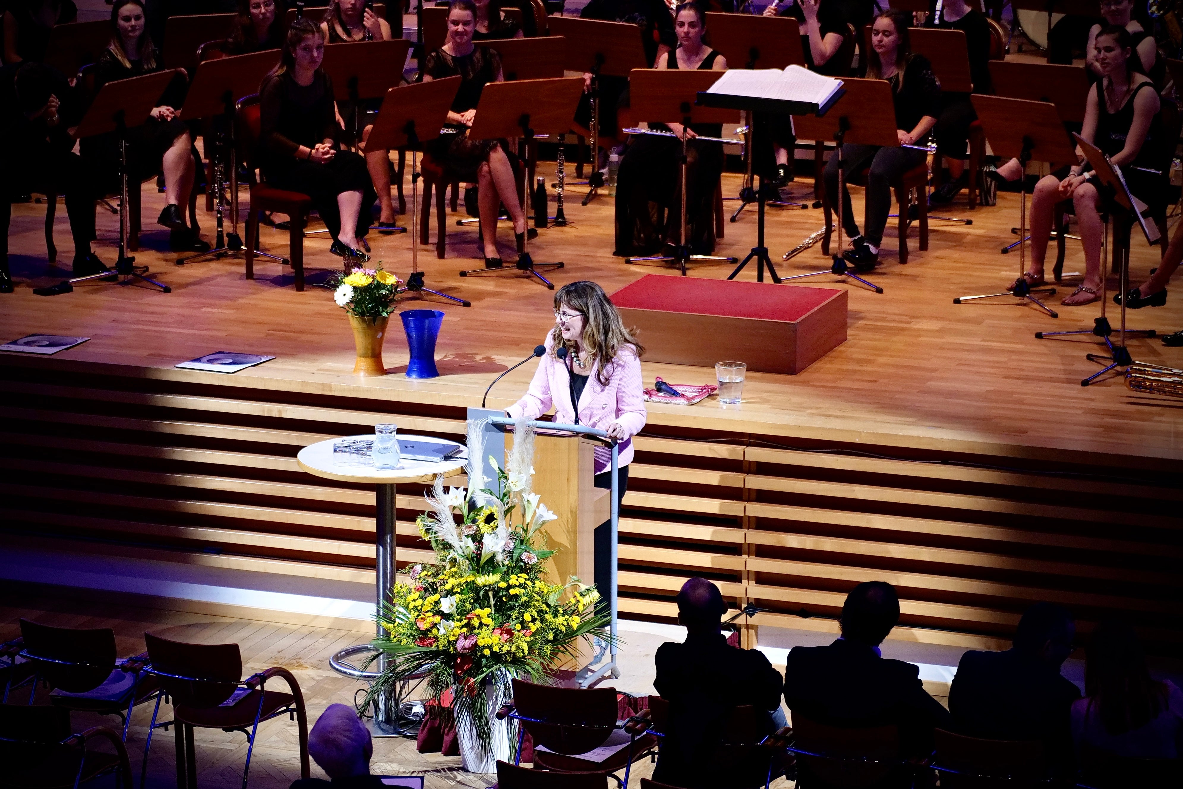 Landesmusikschuldirektorin Alexandra Pedrotti beim heutigen (1. September) Pädagogischen Eröffnungstag der Deutschen und ladinischen Musikschulen. (Foto: LPA/Landesdirektion Deutsche und ladinische Musikschule)
