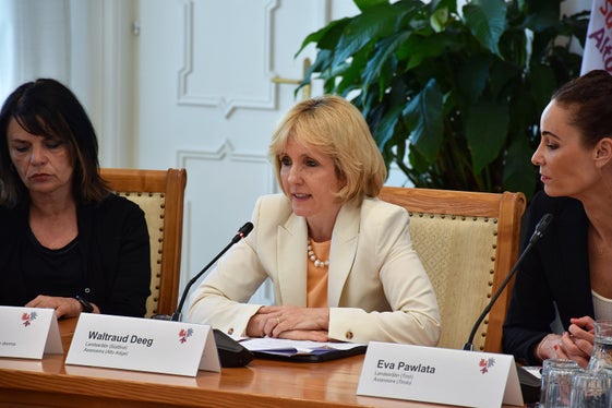 La violenza non è mai una questione privata, ha sottolineato oggi l'assessora provinciale Waltraud Deeg, aggiungendo che quanto prima è possibile arginare gli atti di violenza, tanto meglio è. (Foto: Land Tirol/Milicevic)