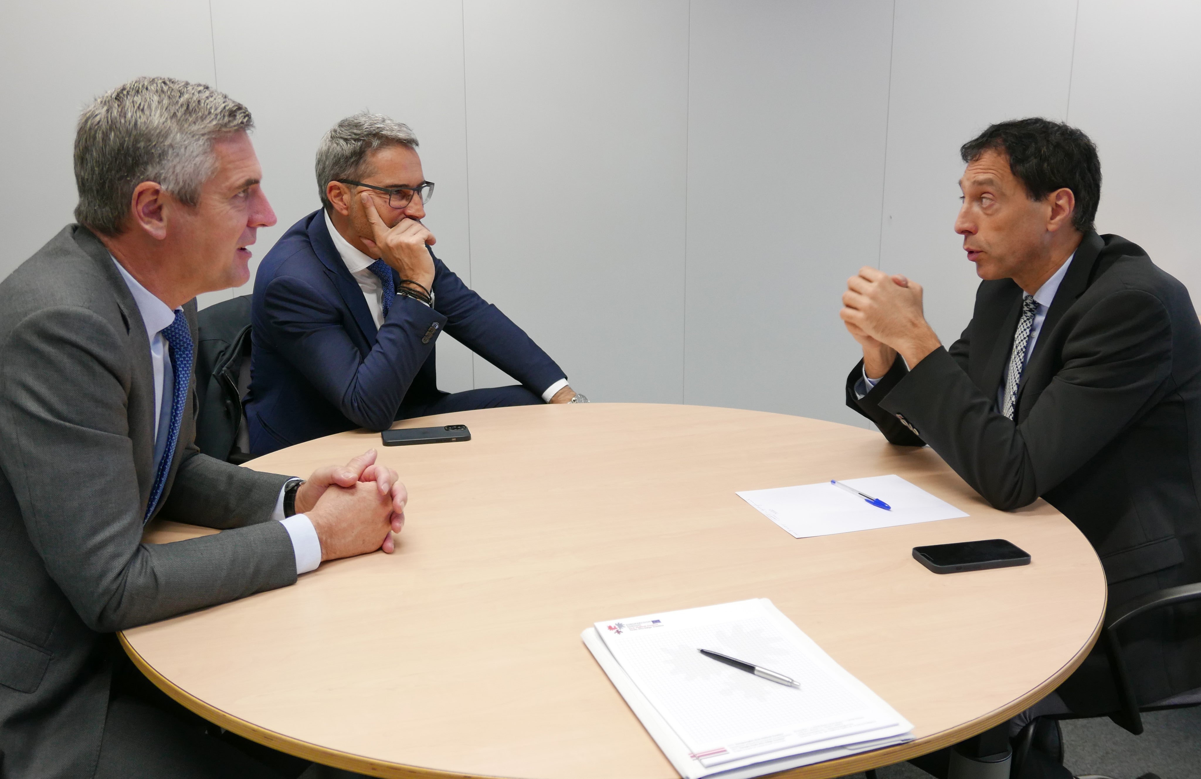 Il presidente Kompatscher ha chiesto, con l'europarlamentare Dorfmann, maggiore comprensione per l'agricoltura di montagna ai membri del team della presidente della Commissione europea von der Leyen, nella foto a sinistra Peter Van Kemseke che nel team della presidente dellaCommissione europea é competente per il Green Deal (Foto: ASP/Dominik Holzer)