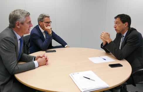 Il presidente Kompatscher ha chiesto, con l'europarlamentare Dorfmann, maggiore comprensione per l'agricoltura di montagna ai membri del team della presidente della Commissione europea von der Leyen, nella foto a sinistra Peter Van Kemseke che nel team della presidente dellaCommissione europea é competente per il Green Deal (Foto: ASP/Dominik Holzer)