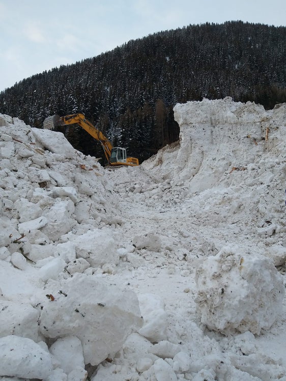 Durch Lawinen verschüttete Straßen (im Bild die Räumarbeiten nach der Lawine von 2021) sollen in Weissenbach im Sarntal nach dem Bau einer Lawinenschutzgalerie der Vergangenheit angehören. Die Arbeiten für den Bau stehen kurz vor der Ausschreibung. (Foto: LPA/Angelika Schrott)