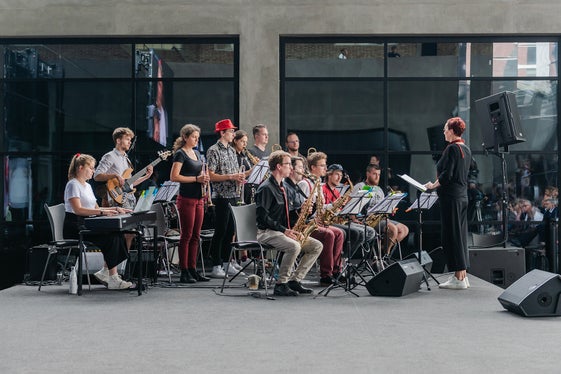 Die Jugend-BigBand Südtirol unter der Leitung von Helga Plankensteiner umrahmte die Verleihung der Glanzleistungen musikalisch. (Foto: LPA/Claudia Corrent)