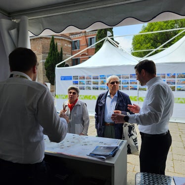 Il direttore del Dipartimento Mobilità e Infrastrutture Martin Vallazza (a destra) e l’incaricato speciale per la pianificazione provinciale viabilità e flussi di mobilità Michael Andergassen illustrano al pubblico i progetti della Provincia nel campo della mobilità sostenibile (Foto: USP)