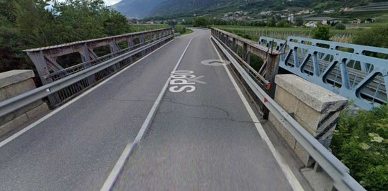 Il ponte stradale al km 3,050 della SP90 a Laces e a valle il ponte ferroviario (Foto: Ripartizione Infrastrutture)