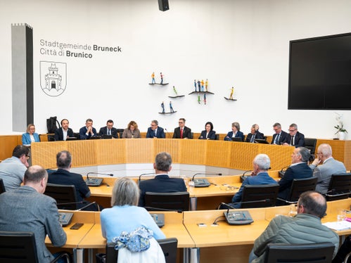 Rosmarie Pamer (nella foto la quinta da sinistra), assessora provinciale alla Coesione sociale: La politica sociale in Val Pusteria si basa anche sulla stretta collaborazione con i Comuni e la Comunità comprensoriale. Questo ci permette di sviluppare ulteriormente i servizi in modo mirato; tutti i progetti attualmente presentati sono finanziati e inseriti nel Bilancio provinciale. (Foto: USP/Fabio Brucculeri)