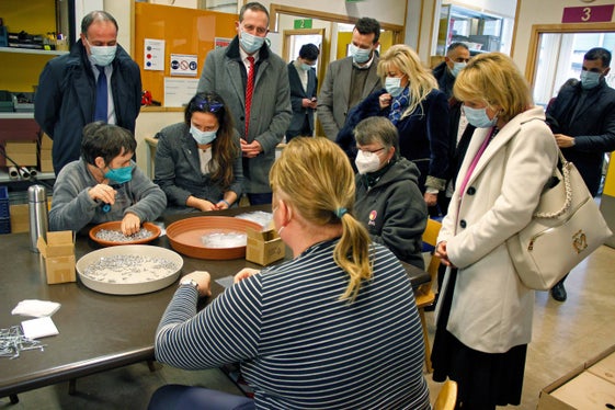 Beim Besuch in der Sozialgenossenschaft GWB setzte sich Ministerin Alessandra Locatelli mit an den Arbeitstisch. (Foto: LPA/Greta Stuefer)