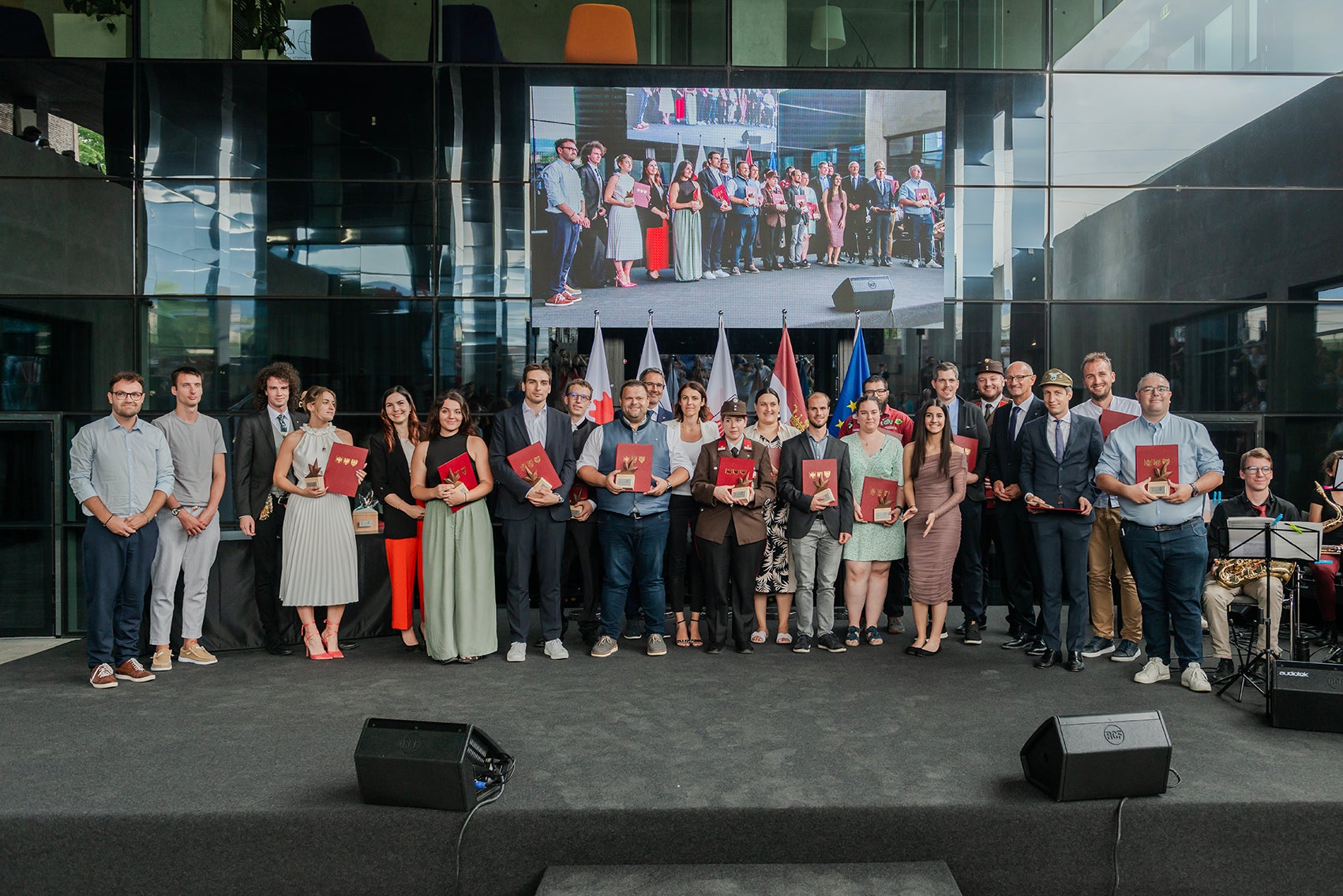 Giovani e volontariato, un binomio perfetto. Foto di gruppo per le 20 ragazze e ragazzi dei tre territori dell'Euregio premiati oggi al NOI Techpark di Bolzano per il loro impegno nel mondo nel volontariato giovanile. (Foto: ASP/Claudia Corrent)


