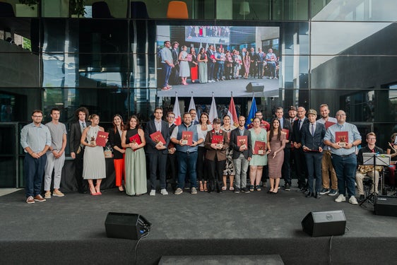 Giovani e volontariato, un binomio perfetto. Foto di gruppo per le 20 ragazze e ragazzi dei tre territori dell'Euregio premiati oggi al NOI Techpark di Bolzano per il loro impegno nel mondo nel volontariato giovanile. (Foto: ASP/Claudia Corrent)

